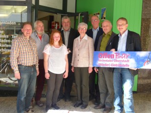 Die Jurymitglieder freuen sich mit den Klafeldern über den 1. Preis: Pfarrer Frank Boes, Rainer Jung, Ann-Cathrin Ponwitz, Michael Hänel, Barbara Leidel, Burkhard Leidel, Uli Veltzke und Klaus Münker (v.l.)