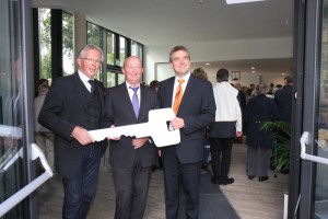 Architekt U. Hoefer übergibt den Schlüssel an Kirchmeister H. Heinbach und Pfr. Dr. M. Klein