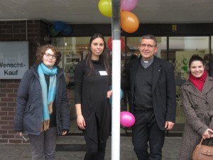 v.l. Jugendreferentin Dorines Dickel (ev. Kirchengemeinde), Gemma Andreatta (Ladenleiterin), Pfarrer Karl-Hans Köhle und Gemeinderereferntin Laura Palus (beide kath. Kirchengemeinde St. Marien)