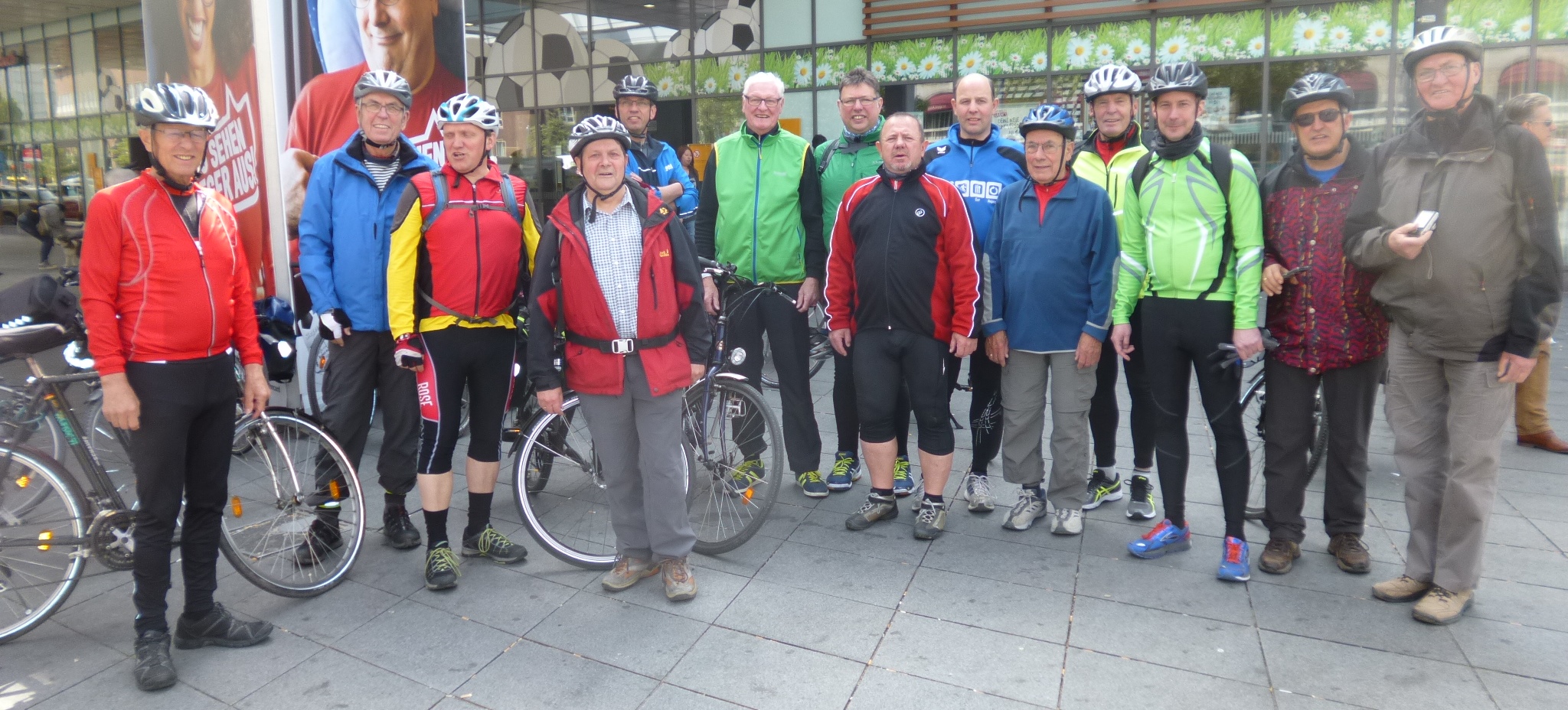 Die Teilnehmer am Kreuztaler Bahnhof: v.l. Wilhelm Müller, Herbert Schäfer, Frank Boes, Martin Wüst, Karsten Krupp, Paul-Gerhard Arnhold, Thomas Schirmer, Uwe Gonska, Georg Klanke, Ernst Albert Neuser, Heinz Güthing, Chris Koblenzer, Wolfgang Birkefeld und Burkhard Leidel