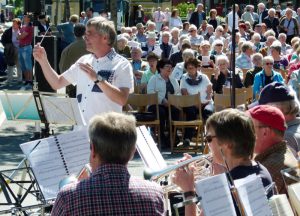 Helmut Schnell und seine bekannte Brass - Band: Erste Klänge um 10.44 Uhr