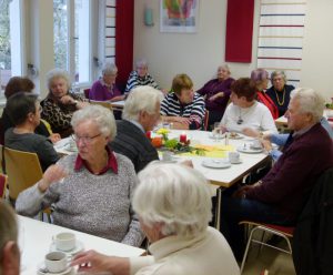 Die Café-Gäste führen angeregte Gespräche