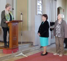 Andrea Stötzel gratuliert Sigrid Strohmann und Margarete Schönling.