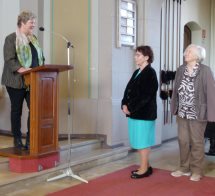 Andrea Stötzel gratuliert Sigrid Strohmann und Margarete Schönling. 