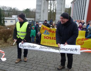 Pfr. Frank Boes und Dechant Karl-Hans Köhle beim Durchschneiden des Startbandes