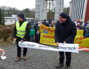 Pfr. Frank Boes und Dechant Karl-Hans Köhle beim Durchschneiden des Startbandes 