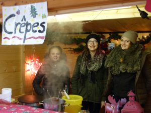 Drei hoch engagierte Verkäuferinnen im Crêpes - Stand 