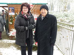 Almuth Schwichow und Nikolaus Schneider im Schneetreiben